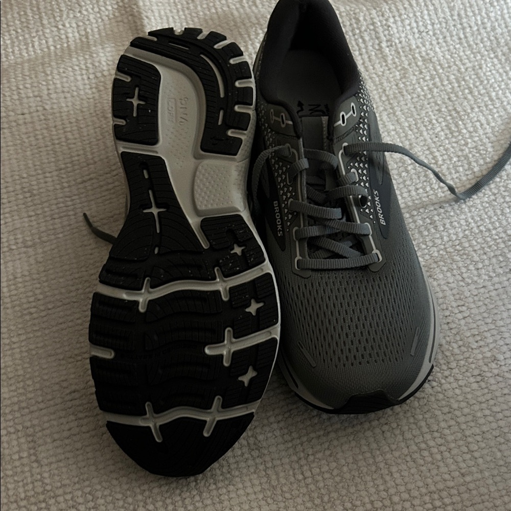 Brooks Men's Black and Gray Athletic Shoes